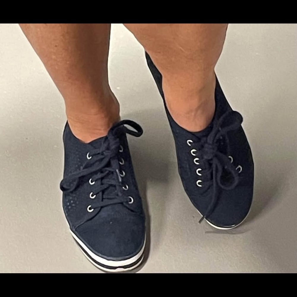 Adrienne Vittadini Blue Sneakers Classic Comfort. Size 7